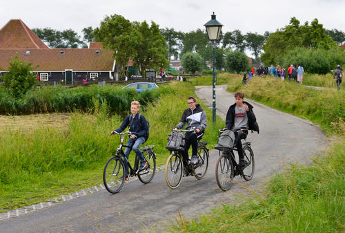 Kinderen fietsen naar school