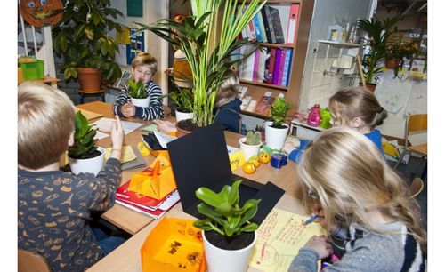 De school als natuurlijke leeromgeving of intensieve kindhouderij?