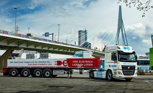 Eerste 100% elektrische 50 tons trekker- oplegger bevoorraadt Rotterdam
