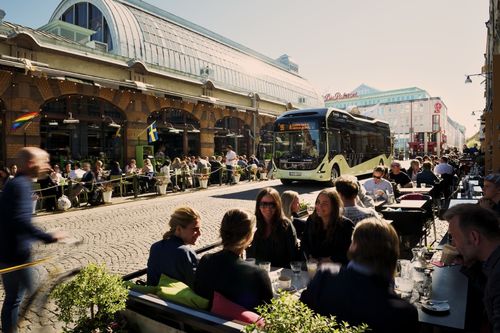 De ontwikkelde stad is een waar ook de rijken reizen met openbaar vervoer 