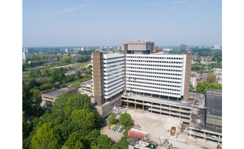 Hoogste punt kantoortorens CBS-gebouw Voorburg duurzaam ontmanteld